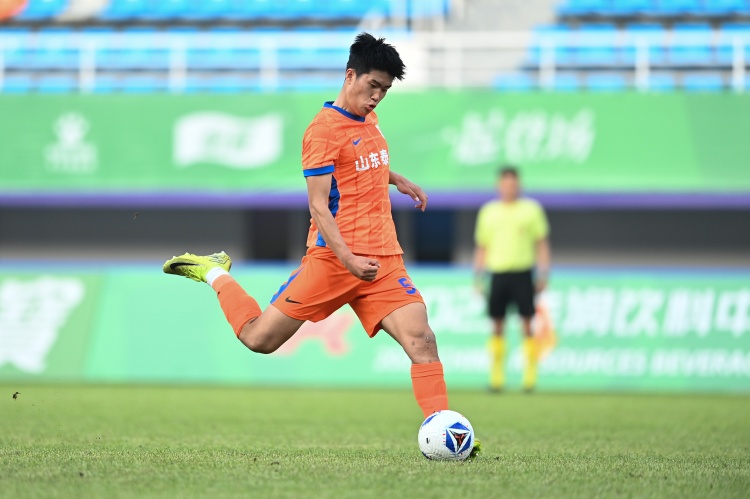 半岛体育在线-泰山带刀后卫！20岁彭啸在中乙曾3场梅开二度，本场凌空爆射破门