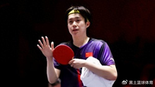 半岛体育网址-王楚钦：从背伤阴霾到世界第一，他用球拍撕开国乒新传奇|新加坡|大满贯|男单决赛|张本智和|男队_新浪体育_新浪新闻