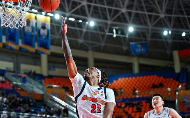 半岛体育在线-广东遭18分逆转被打回原形！更换外援成唯一出路，杜锋该认清现实